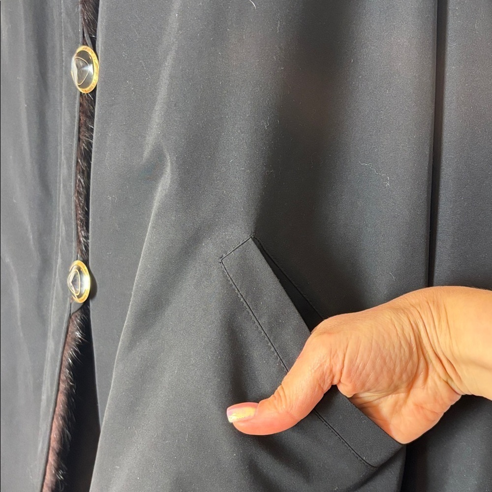 Vintage Reversible Mink Coat Dark Brown / Black (A-Line Cut). Estimated size 16. - Picture 11 of 12
